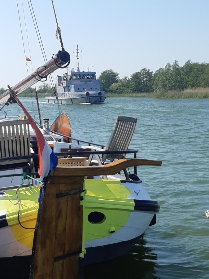Woontjalk Bûten Ferwachting Makkum Buitenkant foto